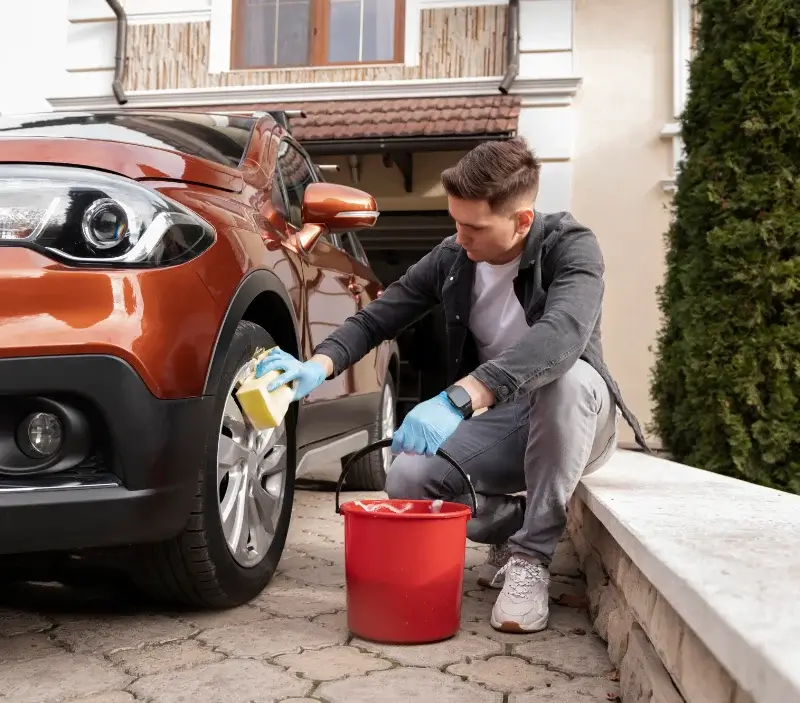 Lavage auto à domicile Saint-Julien-sur-Garonne : professionnel intervenant sur un véhicule